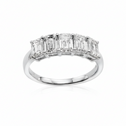 טבעת שורה משובצת יהלומי מעבדה - אמרלד